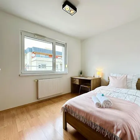 Riverside - Free Parking